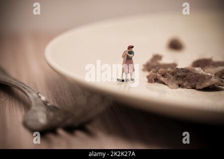 Miniatur Housemaid Waschgeschirr. Makrofoto Stockfoto