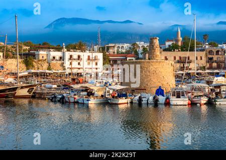 Malerischer Blick auf den Hafen von Kyrenia (Girne) mit Bergen im Hintergrund. Zypern Stockfoto