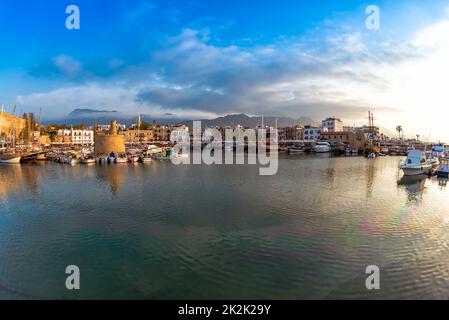 Malerischer Blick auf den historischen Hafen und die Altstadt von Kyrenia (Girne). Zypern Stockfoto