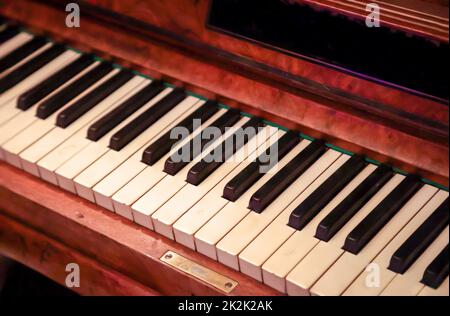 Ein detaillierter Blick auf ein Klavier, ein großes Klavier, Klavier. Stockfoto