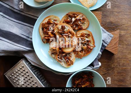 Sandwiches mit Käse. Offenes Sandwich mit cremigen, Gewürzen und Pfeffer und Kräutern auf einem alten Holzhintergrund. Modell. Draufsicht Stockfoto