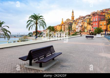 Menton an der französischen Riviera, genannt Coast Azur, liegt bei Sonnenaufgang im Süden Frankreichs Stockfoto