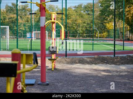 Sportgeräte in einem öffentlichen Park ohne Menschen, ein leerer Spielplatz während einer Pandemie und Epidemie. Sperrzeit Stockfoto