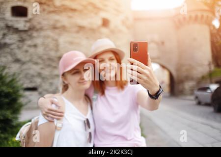 Zwei Frauen, die im alten Tallinn, Estland, ein Selfie machen Stockfoto