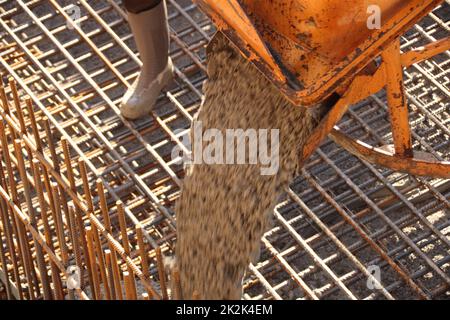 Ein Fundament durch ein Silo mit Beton füllen Stockfoto