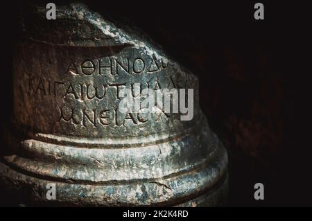 Ein altes griechisches Schriftstück, das in eine Steinsäule gemeißelt ist. Kyrenia, Zypern Stockfoto