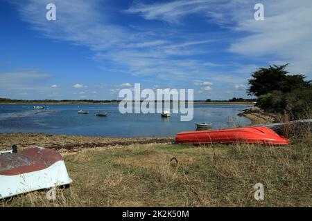 Blick über festangefahrte Boote und das Meer bei Ebbe aus der Nähe von Le Mounien auf der Ile d'Arz, Golfe du Morbihan, Morbihan, Bretagne, Frankreich Stockfoto