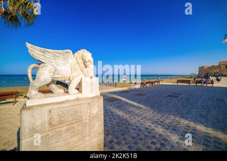 LARNACA, ZYPERN - 16. AUGUST: Geflügelte Löwenstatue an der Promenade von Foinikoudes am 16. August 2015 in Larnaca, Zypern Stockfoto