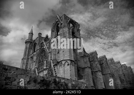 Gotische St. Nicholas-Kathedrale in dramatischer Aufnahme. Famagusta, Zypern Stockfoto