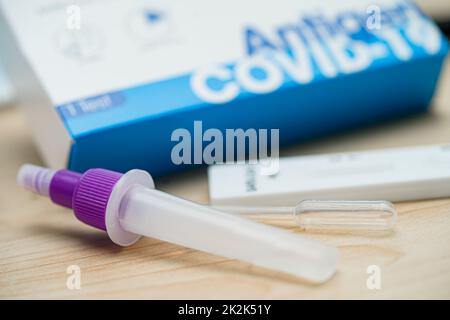 Set aus Speichelantigen-Testkit zur Überprüfung der Verwendung des Covid-19-Coronavirus zu Hause. Stockfoto