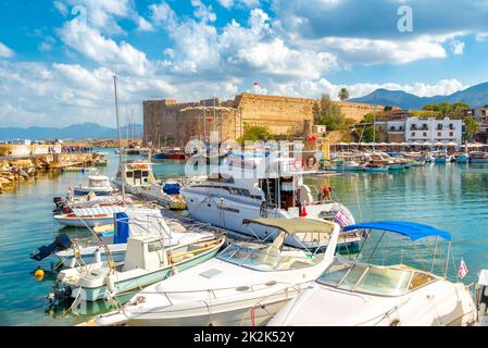 Alter Hafen und mittelalterliche Burg Kyrenia (Girne Kalesi), Nordküste Zyperns Stockfoto