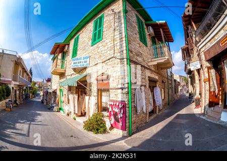 LEFKARA, ZYPERN - 29. SEPTEMBER 2017: Traditionelle Stickereien und Souvenirladen Stockfoto