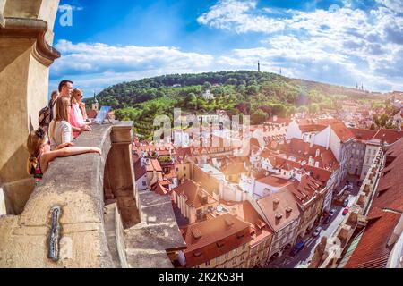 PRAG, TSCHECHISCHE REPUBLIK - 25. MAI 2017: Familie von Touristen mit Blick auf Prag Stockfoto