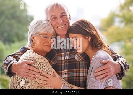 Meine Familie ist meine Freude. Ein beschnittenes Porträt eines glücklichen älteren Ehepaares und ihrer erwachsenen Tochter zu Hause. Stockfoto