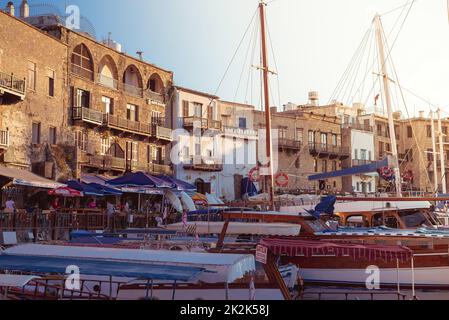 Kyrenia (Girne), ZYPERN - JULI 5: Charmanter Hafen gefüllt mit Yachten und Booten bei Sonnenuntergang am 5. Juli 2015. Der Hafen von Kyrenia ist derzeit ein berühmtes Touristenresort. Stockfoto