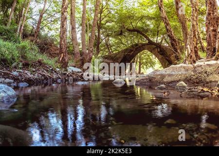 Kelefos-Brücke. Paphos Bezirk. Zypern Stockfoto