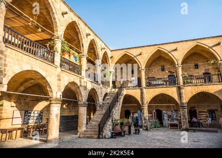 NIKOSIA, ZYPERN - 10. AUGUST 2015: Buyuk Han (The Great Inn) ein touristisches Zentrum mit antiken Souvenirläden, Kunsthandwerksläden und Cafés in Nikosia, Zypern am 10,2015. August Stockfoto