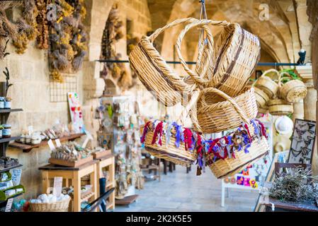 NICOSIA, Zypern - 10. August 2015: Stroh Korb Souvenirs im Büyük Han (The Great Inn). Stockfoto