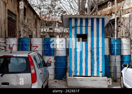 Wachposten in den Farben der griechischen Flagge an der Grünen Linie in Nikosia, Zypern Stockfoto