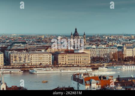 Panorama von Budapest mit der St.-Stephans-Basilika (Ishtvan) vom gegenüberliegenden Ufer der Donau Stockfoto