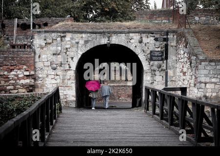 Belgrad, Serbien - 25. September 2019: Menschen, die an einem regnerischen Tag über die Brücke der Festung Kalemegdan gehen Stockfoto