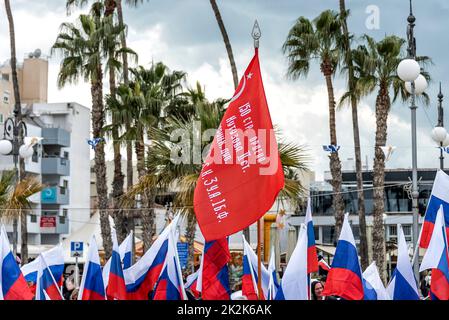 Larnaka, Zypern - 26. März 2022: Flaggen Russlands und der Sowjetunion während der prorussischen Kundgebung im Gebiet Foinikoudes in Larnaka Stockfoto