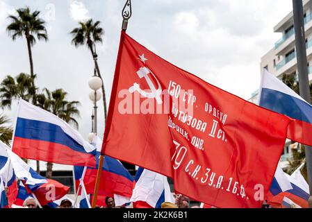 Larnaka, Zypern - 26. März 2022: Flaggen Russlands und der Sowjetunion während der prorussischen Kundgebung im Gebiet Foinikoudes in Larnaka Stockfoto