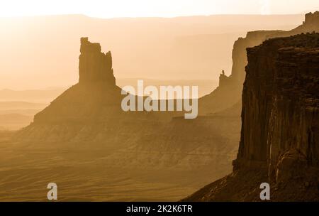 Silhouette des Candlestick Tower im Canyonlands National Park, Moab, Utah. Die Orange Cliffs im Glen Canyon National Recreation Area sind ein Hintern Stockfoto