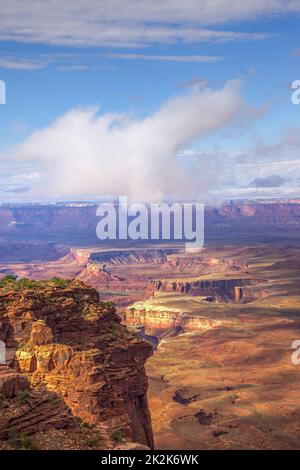 Niedrige Wolken über der Felsformation Turk's Head im Green River Basin im Canyonlands NP, Utah. Blick vom Candlestick Tower. Die Orange Cl Stockfoto