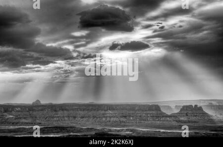 Sonnenstrahlen über Cleopatra's Chair & North Point in den Orange Cliffs im Glen Canyon NRA, Blick vom Candlestick Tower Overlook, Canyonlands NP, Utah. Stockfoto