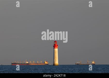 PHARE de Chauvea bei Ile de Re mit Schiffen nach La Rochelle, Pays de la Loire, Frankreich Stockfoto