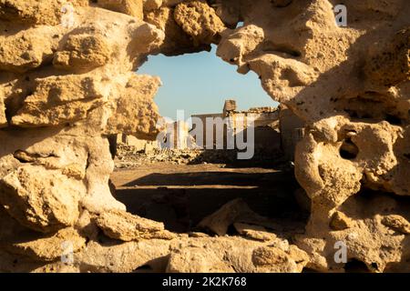 Al Jazirah Al Hamra ist eine Stadt im Süden der Stadt Ras Al Khaimah in den Vereinigten Arabischen Emiraten. Es ist für seine Sammlung von verlassenen Hous bekannt Stockfoto