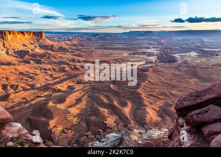Blick auf den Weißen Rand und das Green River Basin bei Sonnenuntergang, mit Blick nach Süden in Richtung Maze District. Canyonlands NP, Utah. Stockfoto