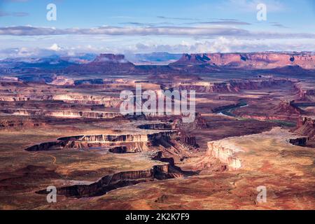 Morgenansicht des Green River Basin im Canyonlands NP, mit den Orange Cliffs im Glen Canyon NRA. Blick vom Green River Overlook. Stockfoto