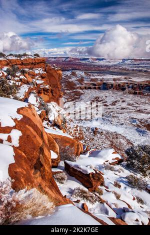 Lichtung Sturm am Grandview Point im Canyonlands NP, Utah, mit den schneebedeckten La Sal Mountains dahinter. Insel im Sky District. Stockfoto