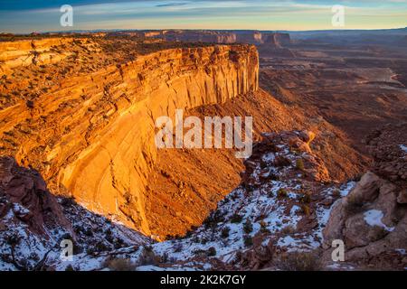 Wintersonnengang auf den Sandsteinklippen der Insel im Himmel im Canyonlands National Park. Blick auf den blick auf den rom Buck Canyon. Stockfoto