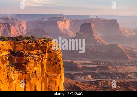 Die Felsformation des Airport Tower bei Sonnenaufgang auf der Insel im Sky District, Canyonlands National Park, Moab, Utah. Vom Buck Canyon Ove aus gesehen Stockfoto