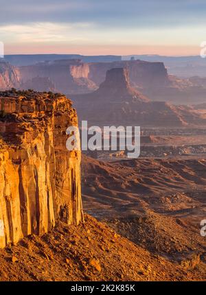 Die Felsformation des Airport Tower bei Sonnenaufgang auf der Insel im Sky District, Canyonlands National Park, Moab, Utah. Vom Buck Canyon Ove aus gesehen Stockfoto