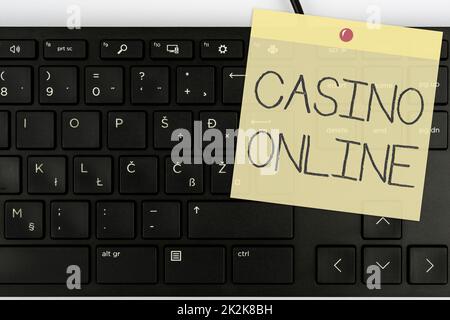 Text wird angezeigt Casino Online. Word für Computer Poker Game Gamble Royal Bet Lotto High Stakes Computer Keyboard und Symbol.Informationsmedium für Kommunikation. Stockfoto