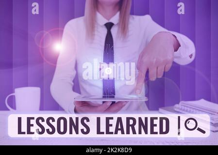 Inspiration mit Zeichen Lektionen Gelernte Lektionen. Ein Wort zum Thema „fördern“, „Teilen und nutzen“, das sich aus dem Bildschirm „Experience Lady Press“ des Mobiltelefons mit der futuristischen Technologie ergibt Stockfoto