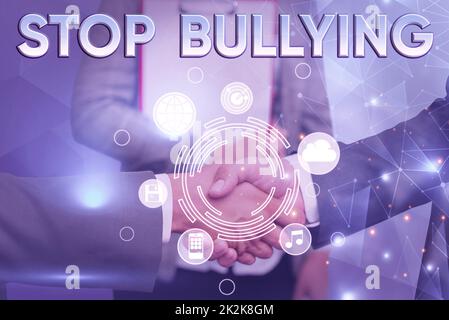 Schild mit dem Hinweis „Stop Bullying“. Konzept bedeutet Kampf und Beseitigung dieses aggressiven, inakzeptablen Verhaltens Handshake präsentiert innovative Planungsideen, die erfolgreiche Teamarbeit symbolisieren. Stockfoto