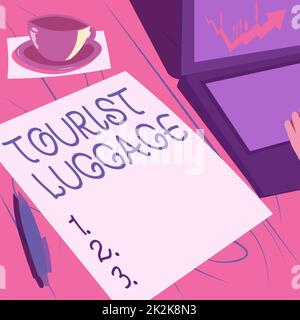 Schild mit Tourismusgepäck. Konzeptionelle große Fototasche mit allem, was man auf Reisen braucht Laptop neben Kaffeebecher und Normalpapier mit Arbeitsablauf. Stockfoto