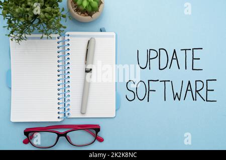 Schreiben, Anzeige von Text Update Software. Konzept bedeutet, dass das Programm durch eine neuere Version desselben Produkts ersetzt wird: Schickes Schul-Bürozubehör, Lehrersammlungen, Schreibwerkzeuge Stockfoto