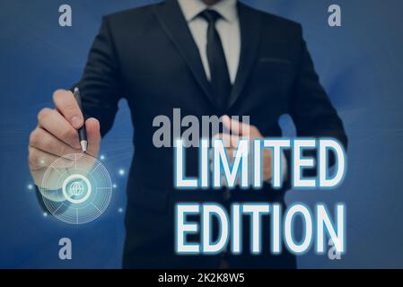 Inspiration mit Schild Limited Edition. Konzeptionelle Fotoarbeit von etwas, das nur in kleinen Zahlen produziert wird man-Hold-Bildschirm des Mobiltelefons mit der futuristischen Technologie. Stockfoto