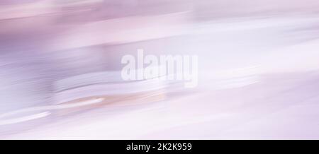 Weicher Hintergrund mit unscharfen Rosen und Lila, Frühling und Sommer, Pastellfarben, unscharfe abstrakte Textur, Grußkarte Stockfoto