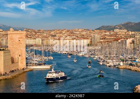 Yachten kommen bei Sonnenuntergang zum alten Hafen von Marseille. Marseille, Frankreich Stockfoto