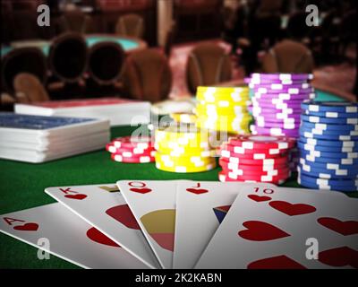 Poker Royal Flush Hand und Casino Hände stehen auf Pokertisch. 3D Abbildung Stockfoto