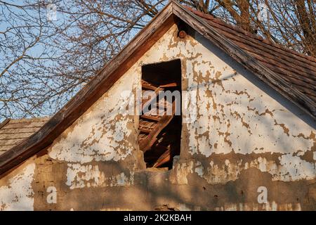 Verlassenes Haus Dach- und Dachgeschoss Stockfoto