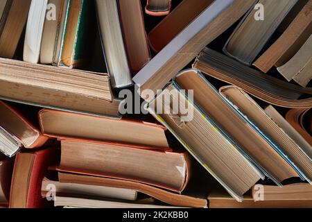 Wand der Bücher stapelten sich Stockfoto