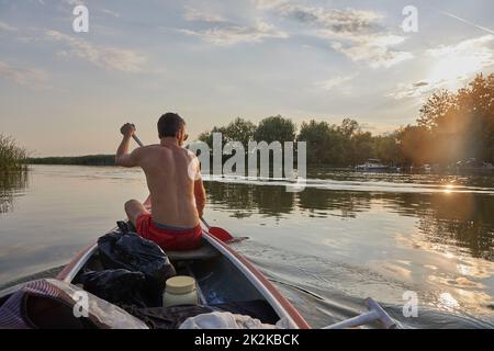 Kanutour auf einem Fluss Stockfoto